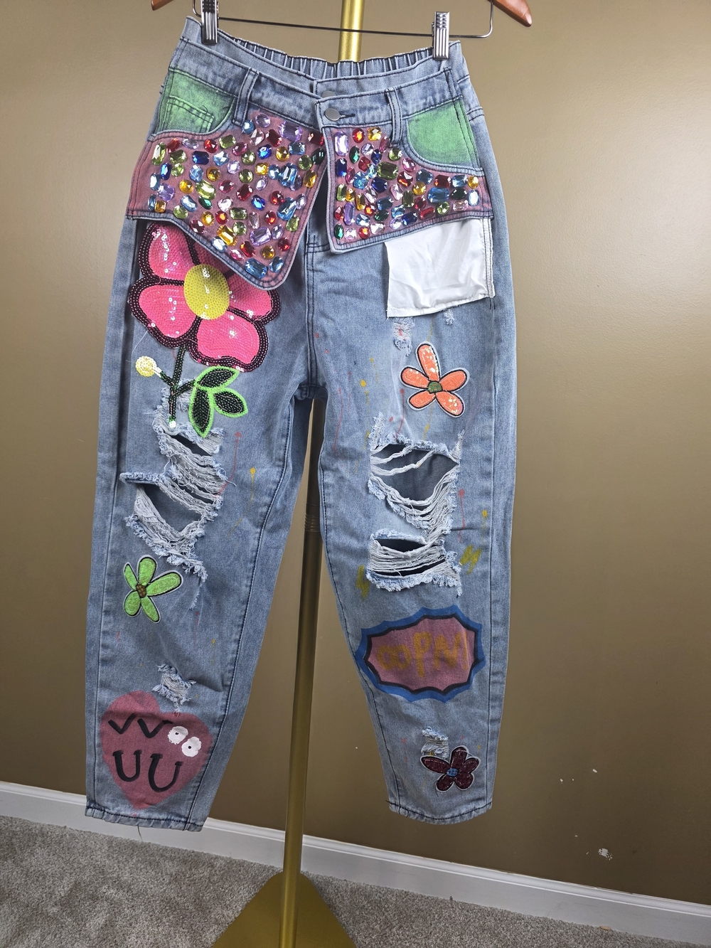 Embellished Light Wash Women’s Jeans with Multicolor Floral Appliqués. NWOT